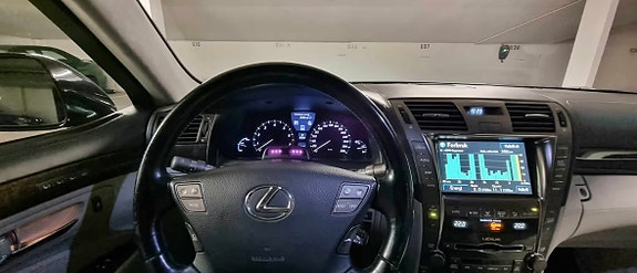 Lexus LS600h 10 of 18