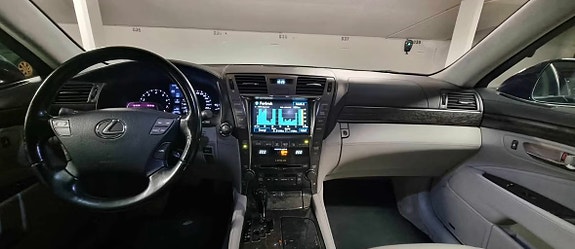 Lexus LS600h 9 of 18