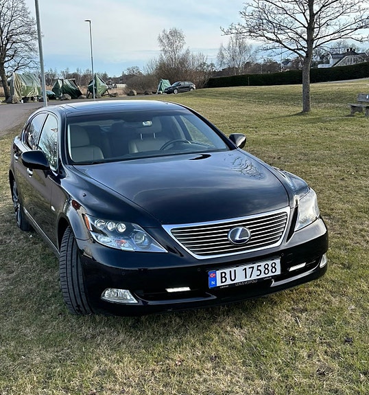 Lexus LS600h 2 of 18