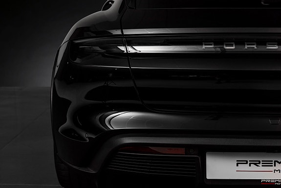 Porsche Taycan Cross Turismo 11 of 30