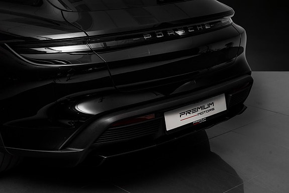 Porsche Taycan Cross Turismo 10 of 30
