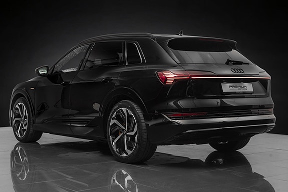 Audi e-tron 7 of 30