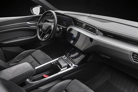 Audi e-tron 14 of 30