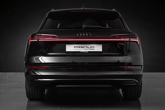 Audi e-tron 8 of 30