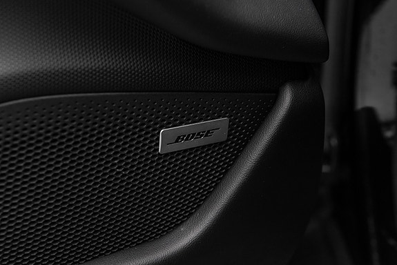 Porsche Taycan Cross Turismo 14 of 30