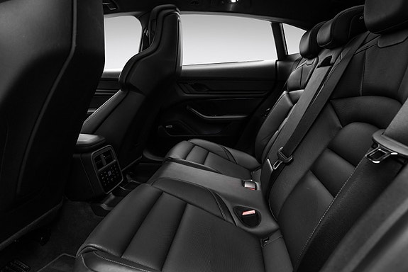 Porsche Taycan Cross Turismo 16 of 30