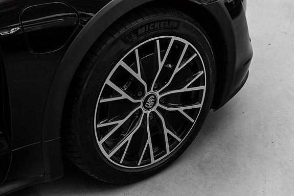 Porsche Taycan Cross Turismo 9 of 30