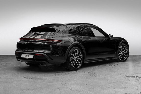 Porsche Taycan Cross Turismo 8 of 30