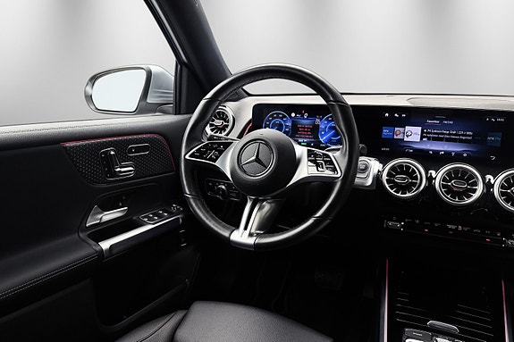 Mercedes-Benz EQB300 21 of 30