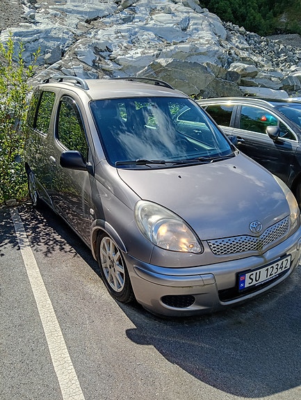 Toyota Yaris Verso 2 of 9