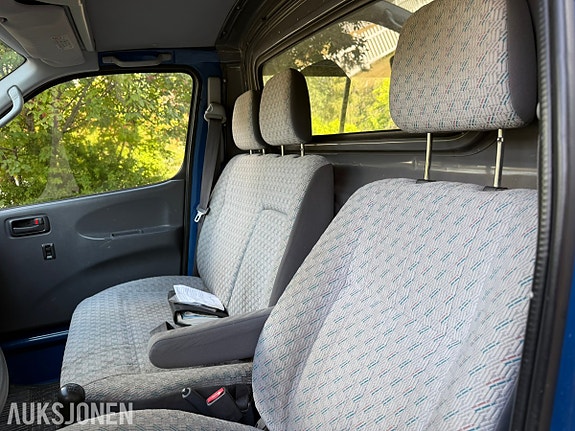 Toyota HiAce 30 of 30