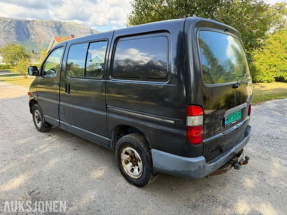 Toyota HiAce 8 of 30