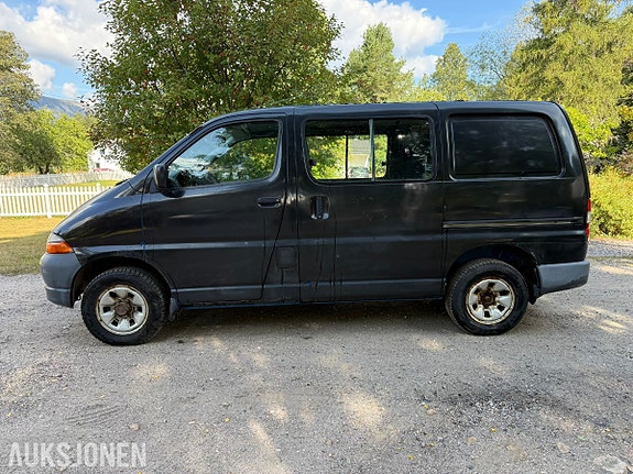 Toyota HiAce 9 of 30