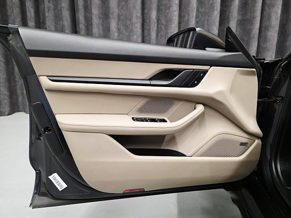 Porsche Taycan Cross Turismo 14 of 30