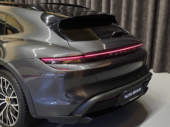 Porsche Taycan Cross Turismo 13 of 30