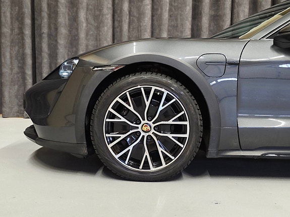 Porsche Taycan Cross Turismo 11 of 30