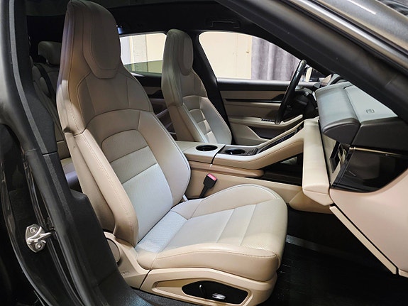 Porsche Taycan Cross Turismo 17 of 30