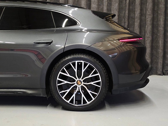 Porsche Taycan Cross Turismo 12 of 30