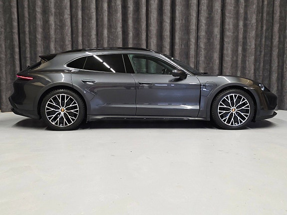 Porsche Taycan Cross Turismo 8 of 30