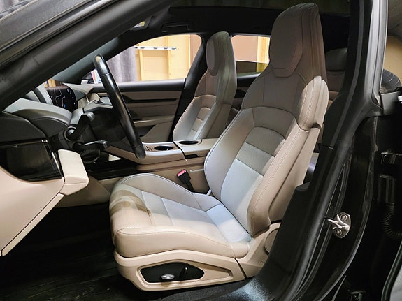 Porsche Taycan Cross Turismo 16 of 30