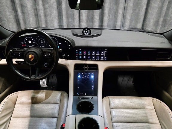 Porsche Taycan Cross Turismo 18 of 30