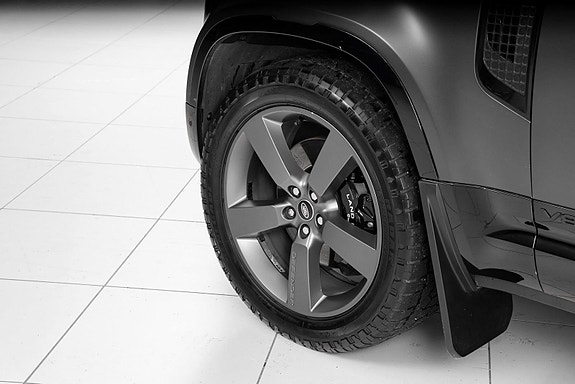 Land Rover Defender 110 18 of 30