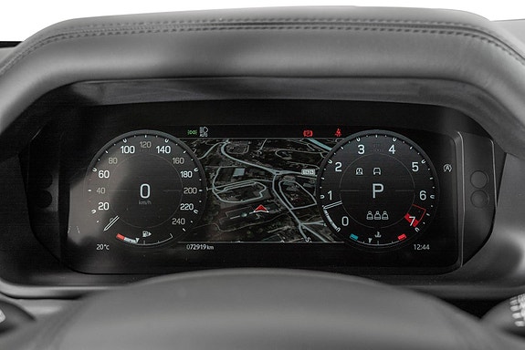 Land Rover Defender 110 26 of 30