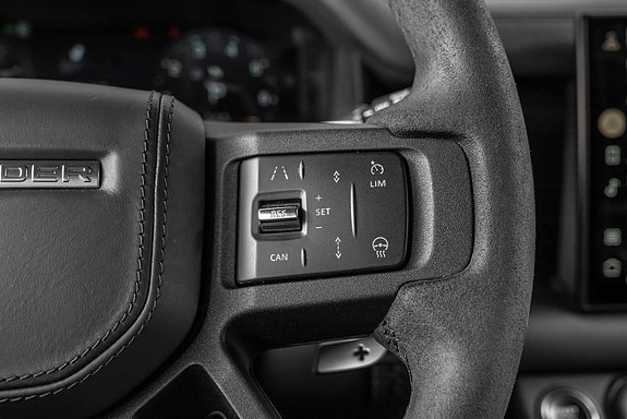 Land Rover Defender 110 25 of 30