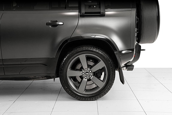 Land Rover Defender 110 17 of 30