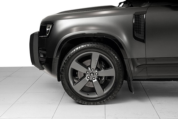 Land Rover Defender 110 16 of 30