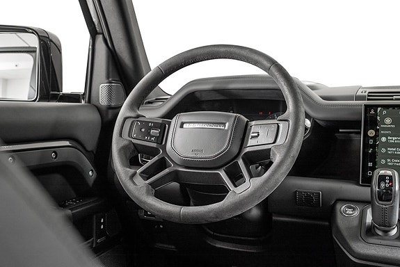 Land Rover Defender 110 23 of 30