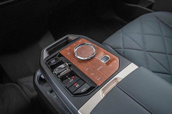 BMW iX 18 of 21