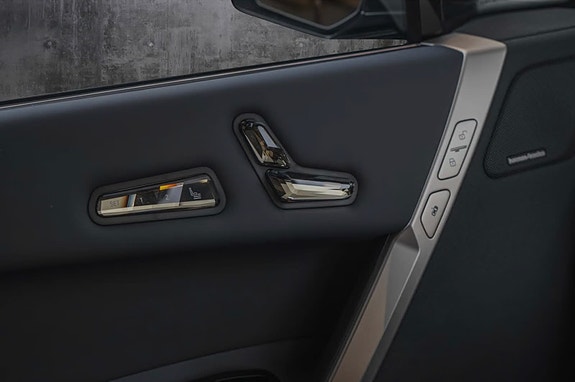BMW iX 16 of 21