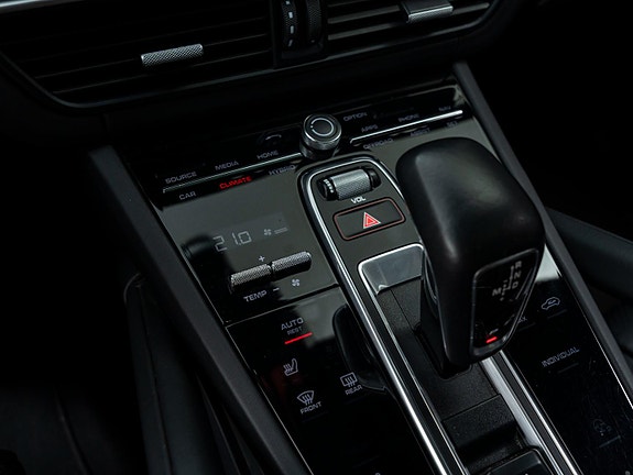 Porsche Cayenne 27 of 30