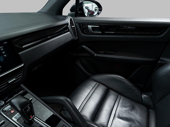 Porsche Cayenne 13 of 30