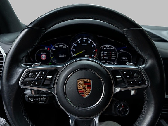 Porsche Cayenne 16 of 30