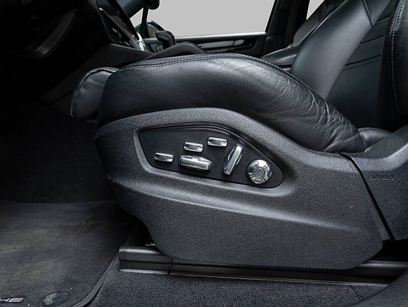 Porsche Cayenne 21 of 30