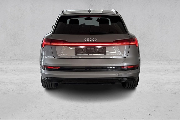 Audi e-tron 4 of 26