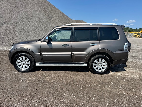 Mitsubishi Pajero 12 of 30