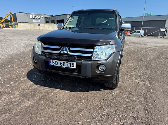 Mitsubishi Pajero 2 of 30