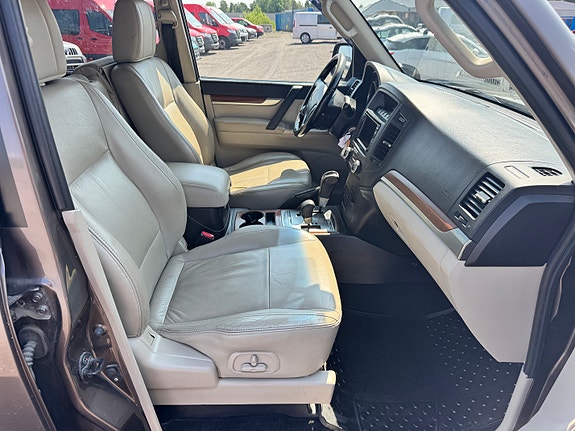 Mitsubishi Pajero 21 of 30