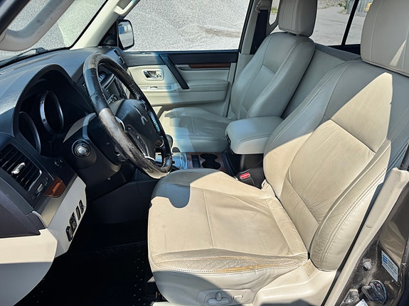 Mitsubishi Pajero 23 of 30