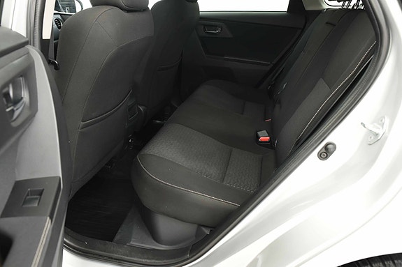 Toyota Auris 10 of 17