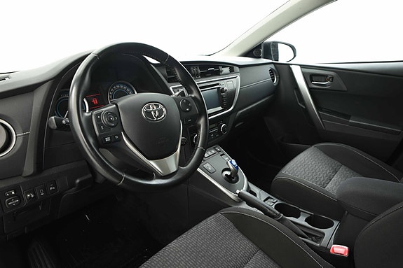 Toyota Auris 8 of 17