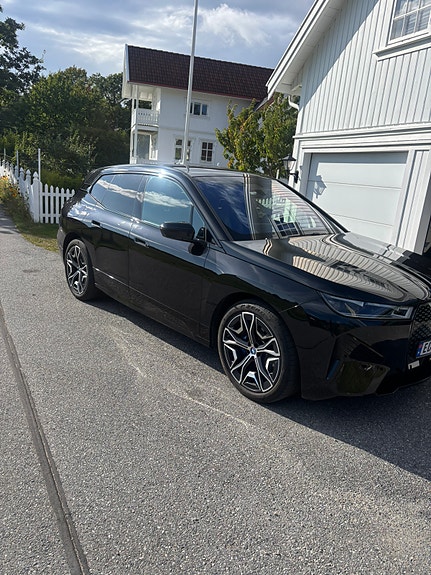 BMW iX 4 of 21