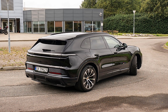 Porsche Cayenne 18 of 26