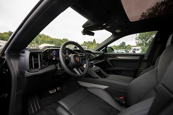 Porsche Cayenne 8 of 26