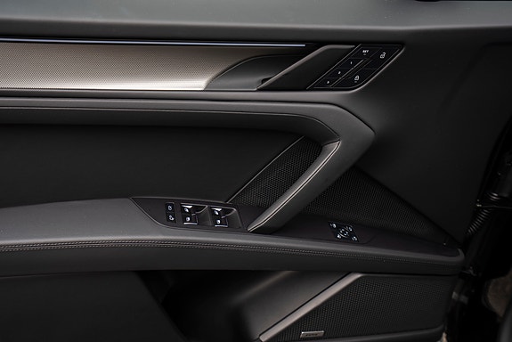 Porsche Cayenne 9 of 26