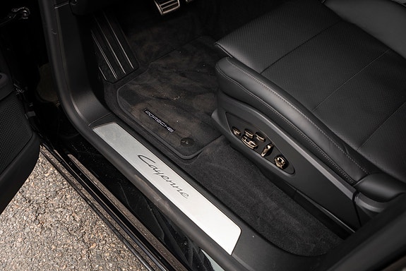 Porsche Cayenne 10 of 26
