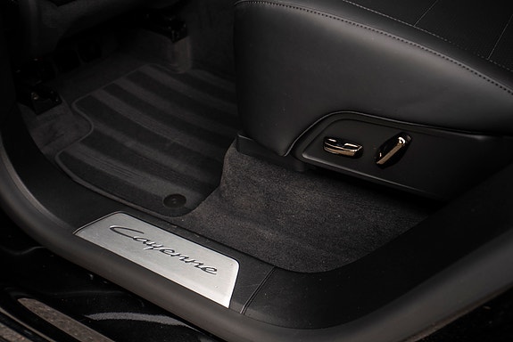 Porsche Cayenne 4 of 26